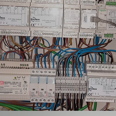 Controleren van de elektriciteitskasten